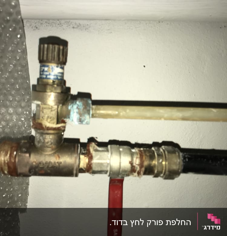 שסתום ומחברים בצנרת דוד שמש